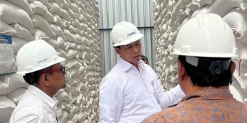 Dirut Bulog, Letjen TNI Purn Dr. Ahmad Rizal R saat mengecek stok beras untuk menghadapi Tradisi Megang jelang Ramadan dan Hari Raya Idul Fitri 2026 di Aceh.