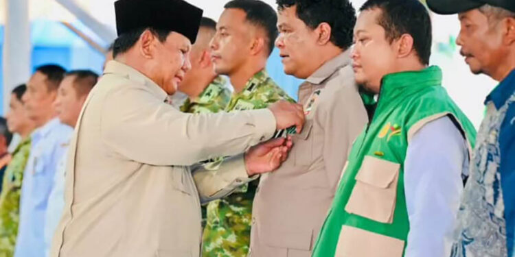 Don Muzakir Dianugerahi Satya Lencana, Presiden Prabowo Apresiasi Perjuangan Petani