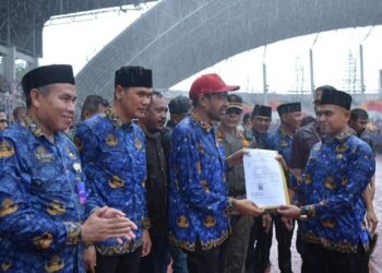 Di Bawah Hujan Deras, Harapan Itu Datang : Mualem Serahkan SK PPPK Paruh Waktu untuk Ribuan Honorer