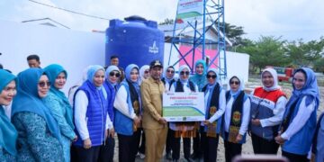 Kak Na Dampingi Ketum Seruni Serahkan Bantuan di Pidie Jaya