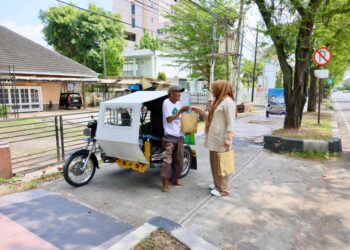 Kak Na Keliling Kota Berbagi Daging Meugang