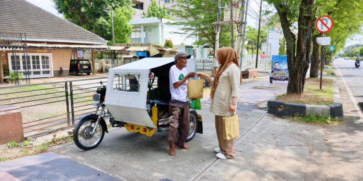 Kak Na Keliling Kota Berbagi Daging Meugang