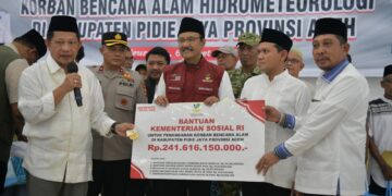 Wagub Aceh Dampingi Mendagri dan Mensos Tinjau Huntara serta Serahkan Bantuan Korban Bencana di Pidie Jaya