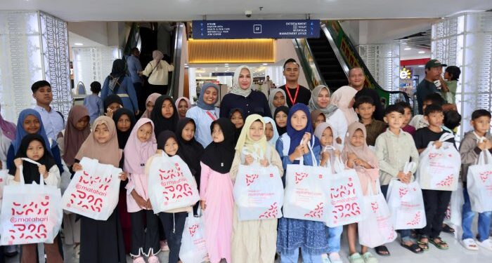 Kak Na Ajak Anak yatim Berbelanja Baju Lebaran di Plaza Aceh