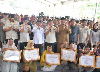 Wagub Aceh bersama Menko PMK dan Mendagri Serahkan Bantuan Rumah Rusak Korban Bencana di Aceh Tamiang