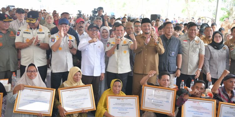 Wagub Aceh bersama Menko PMK dan Mendagri Serahkan Bantuan Rumah Rusak Korban Bencana di Aceh Tamiang