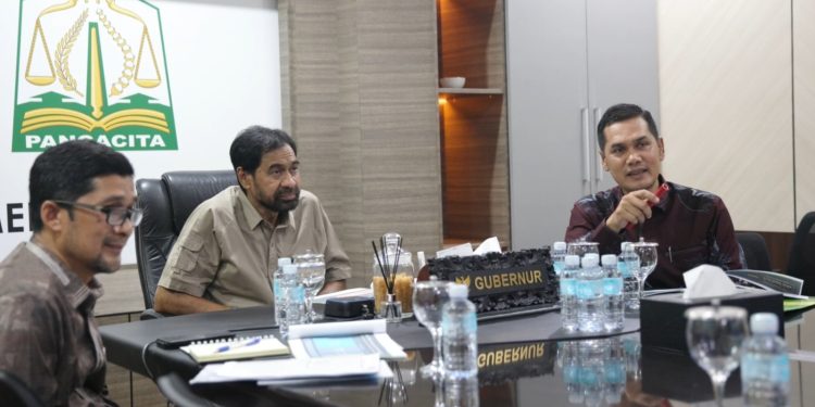 Mualem Pimpin Rapat Bahas Validasi Data JKA Bersama Sekda dan Dinkes