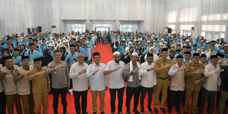 Mualem Lepas Kloter Perdana Calon Jemaah Haji Aceh, Ingatkan Bersihkan Hati dan Jaga Kesehatan