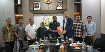 Mualem Sambut Kunjungan Wakil Kepala Perwakilan Kedutaan Belanda di Aceh