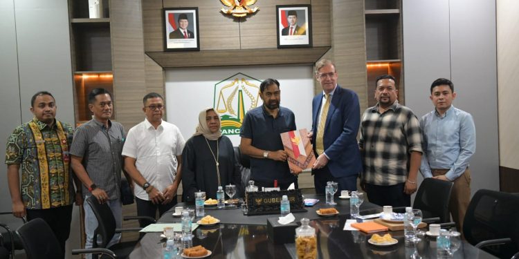 Mualem Sambut Kunjungan Wakil Kepala Perwakilan Kedutaan Belanda di Aceh