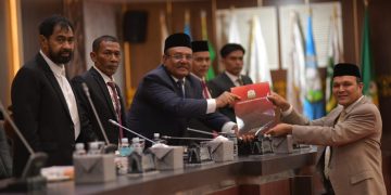 Gubernur Aceh Hadiri Paripurna DPRA Penyampaian Rekomendasi LKPJ 2025