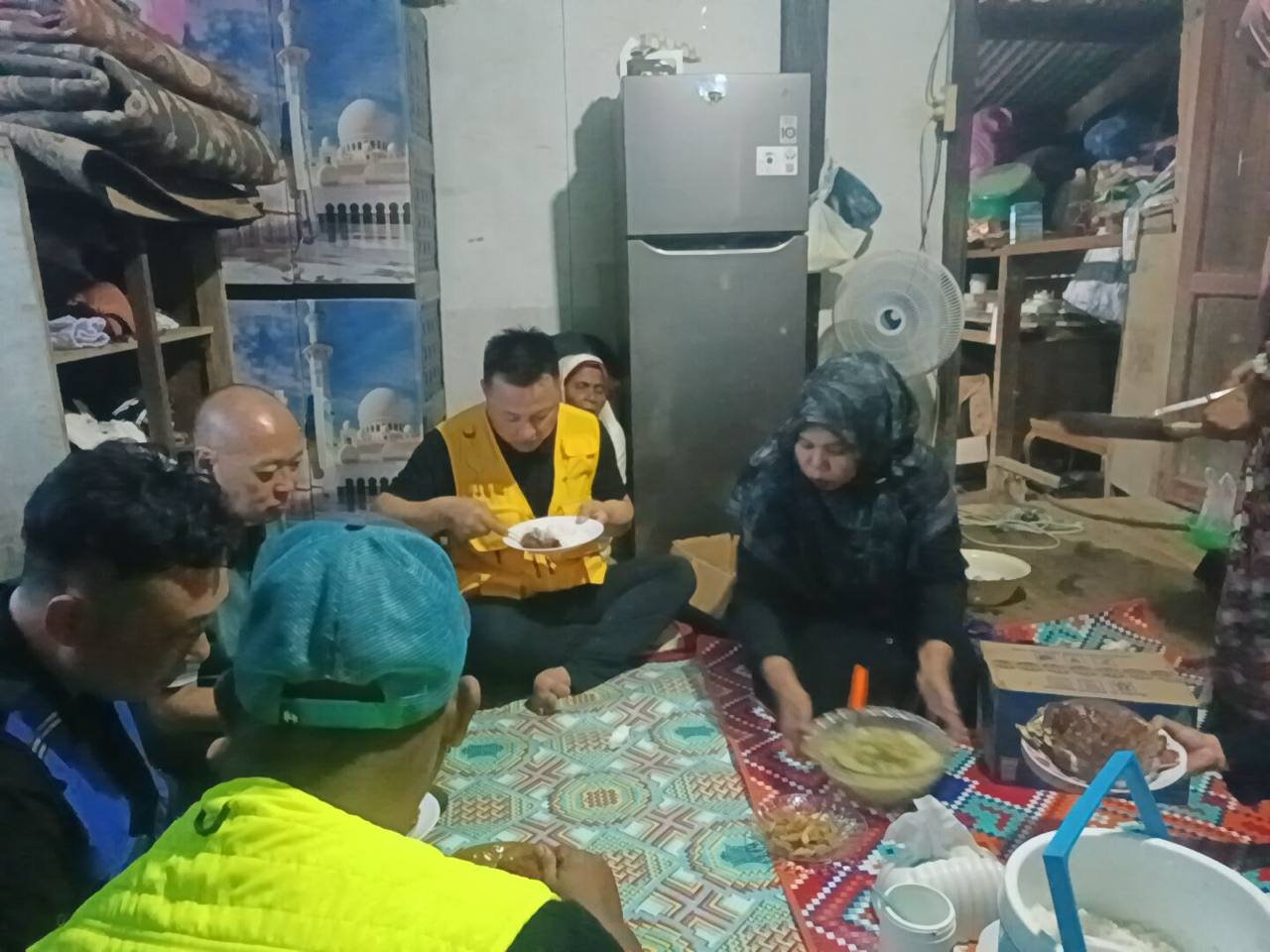 Dokumentasi kegiatan dukungan moral untuk warga dan anak-anak terdampak banjir di Pidie Jaya