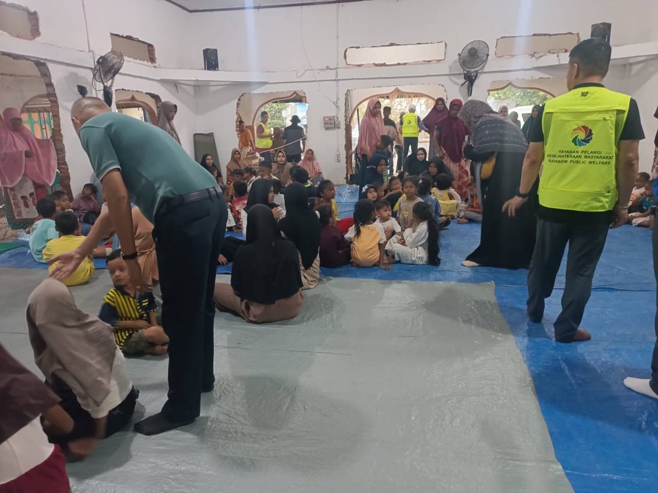 Dokumentasi kegiatan dukungan moral untuk warga dan anak-anak terdampak banjir di Pidie Jaya