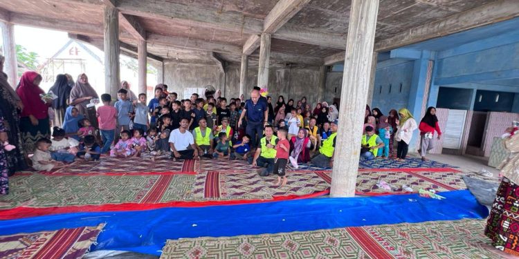 Anak-anak Gampong Calong mengikuti kegiatan hiburan edukatif bersama YPKM dan delegasi sosial Pemerintah Hong Kong