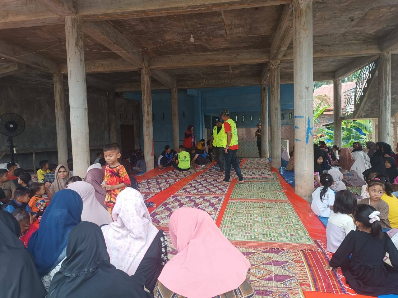Dokumentasi kegiatan hiburan edukatif untuk anak-anak di Gampong Calong