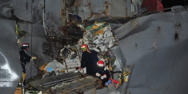 Kapal perang USS Porter setelah insiden tabrakan di kawasan laut Timur Tengah