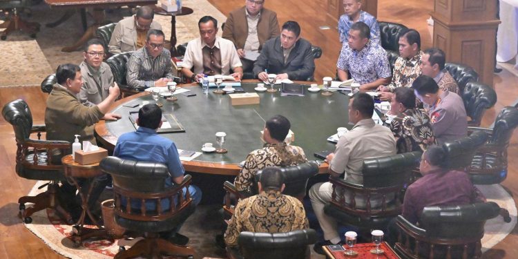 Presiden Prabowo memimpin rapat terbatas di Hambalang