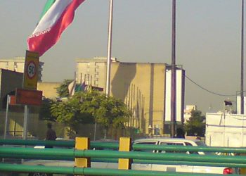 Bendera Iran di kawasan perkotaan Tehran