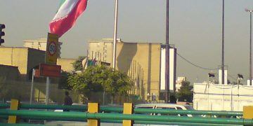 Bendera Iran di kawasan perkotaan Tehran
