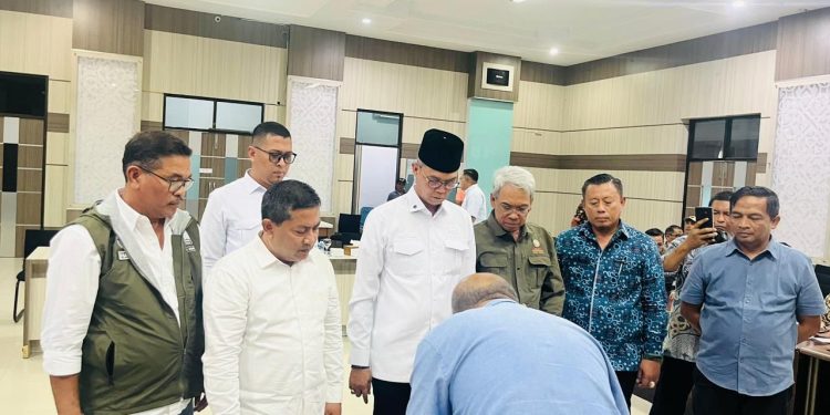 TA Khalid menyaksikan penandatanganan kerja sama pengelolaan TWA Tugu Kilometer Nol Sabang.