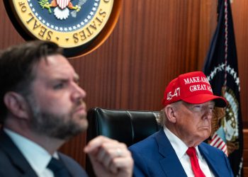 Presiden Donald Trump bersama tim keamanan nasional di Situation Room Gedung Putih