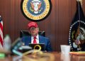 Donald Trump dan pejabat keamanan nasional Amerika Serikat dalam rapat di Gedung Putih