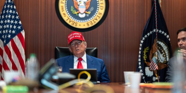 Donald Trump dan pejabat keamanan nasional Amerika Serikat dalam rapat di Gedung Putih