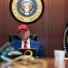 Donald Trump dan pejabat keamanan nasional Amerika Serikat dalam rapat di Gedung Putih