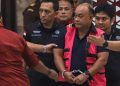 Dadan Hindayana keluar dari Gedung Jampidsus Kejaksaan Agung dengan rompi merah muda
