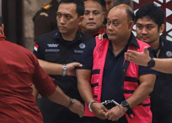 Dadan Hindayana keluar dari Gedung Jampidsus Kejaksaan Agung dengan rompi merah muda