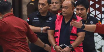 Dadan Hindayana keluar dari Gedung Jampidsus Kejaksaan Agung dengan rompi merah muda