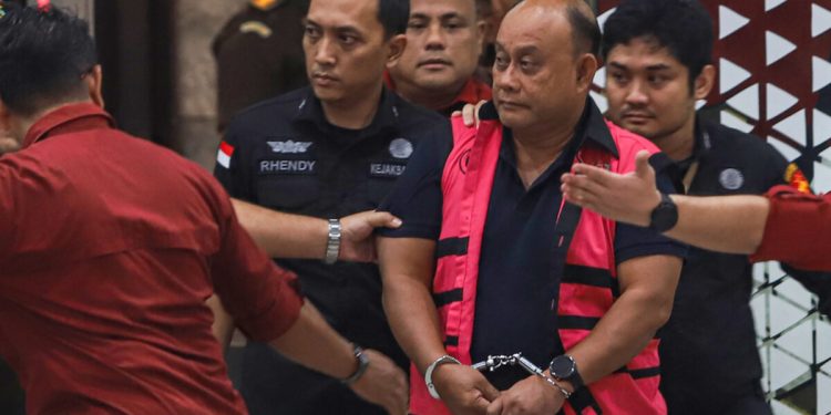 Dadan Hindayana keluar dari Gedung Jampidsus Kejaksaan Agung dengan rompi merah muda