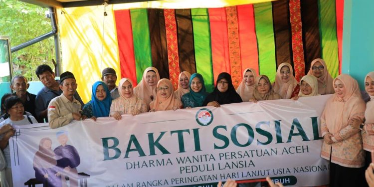 Penyaluran bantuan DWP Aceh untuk lansia korban kebakaran di Lhokseumawe