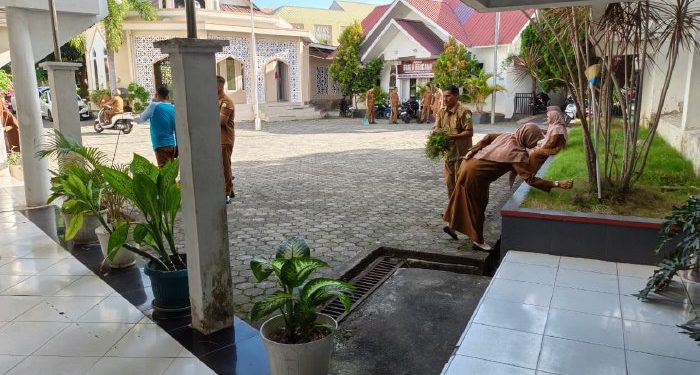 Tindak Lanjuti Gerakan Indonesia ASRI, ASN ESDM Aceh Bersihkan Lingkungan Kantor