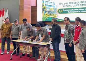 Don Muzakir Ketua Umum DPN Tani Merdeka Indonesia menyaksikan penandatanganan nota kesepahaman (MoU) beasiswa untuk anak petani dengan Sekolah Tinggi Ilmu Ekonomi Indonesia (STIESIA) Surabaya, pada Kamis 17 Juli 2026.