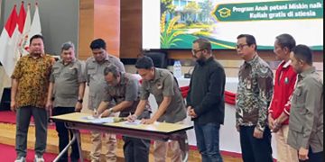 Don Muzakir Ketua Umum DPN Tani Merdeka Indonesia menyaksikan penandatanganan nota kesepahaman (MoU) beasiswa untuk anak petani dengan Sekolah Tinggi Ilmu Ekonomi Indonesia (STIESIA) Surabaya, pada Kamis 17 Juli 2026.