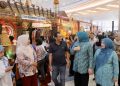 Pastikan Produk Kerajinan Diminati Pengunjung, Ketua Dekranasda Aceh Tinjau Stand Aceh di HUT Dekranas ke-46