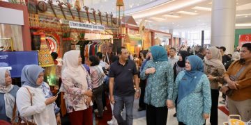 Pastikan Produk Kerajinan Diminati Pengunjung, Ketua Dekranasda Aceh Tinjau Stand Aceh di HUT Dekranas ke-46