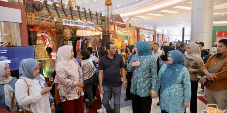 Pastikan Produk Kerajinan Diminati Pengunjung, Ketua Dekranasda Aceh Tinjau Stand Aceh di HUT Dekranas ke-46
