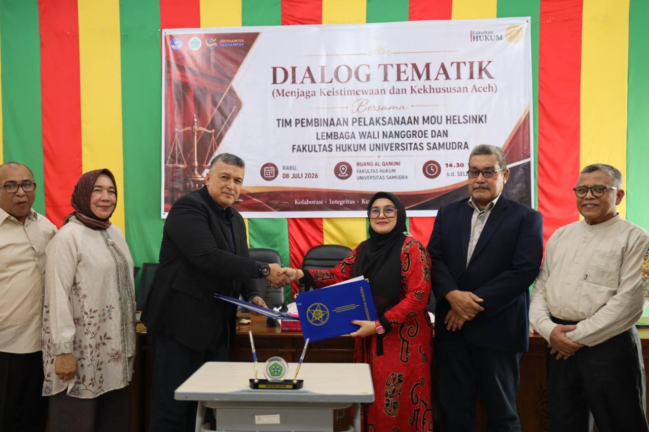 Perwakilan Lembaga Wali Nanggroe dan Fakultas Hukum Unsam berjabat tangan usai agenda dialog tematik di Langsa.