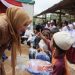Kak Na Sapa Warga Uning Mas di Huntara Blang Rakal