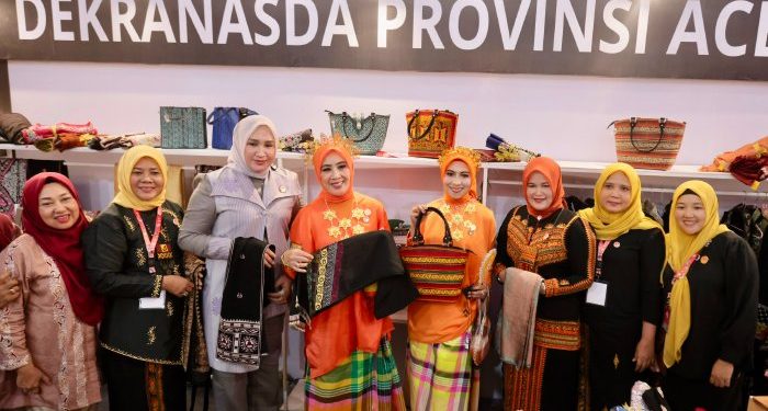 Ketua Harian Dekranas Beri Semangat “Aceh Bangkit” Saat Kunjungi Stand Dekranasda Aceh