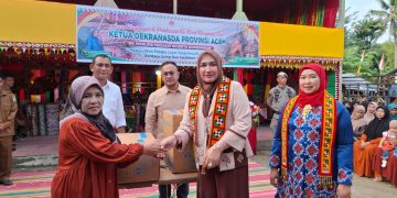Kak Na Serahkan Mesin Jahit dan Mesin Obras ke Desa Kerajinan Salur Latun