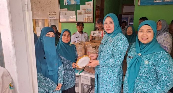 Kak Na Serahkan Mesin Jahit dan Mesin Obras ke Desa Lhok Makmur