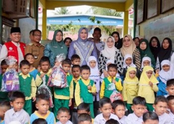 Kak Na dan Satu Cup Eskrim untuk Para Siswa Tangguh Bireuen