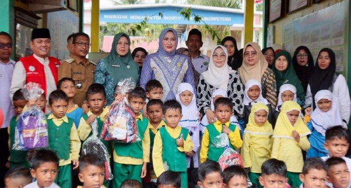 Kak Na dan Satu Cup Eskrim untuk Para Siswa Tangguh Bireuen