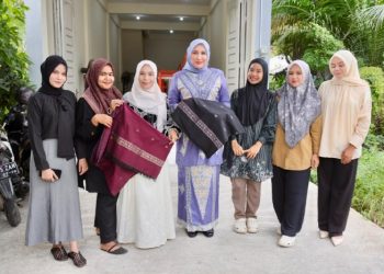 Tinjau Sentra Kerajinan Tenun, Kak Na: Ajak Teman Lestarikan Tenun Aceh