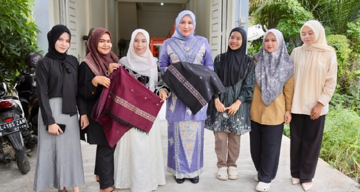Tinjau Sentra Kerajinan Tenun, Kak Na: Ajak Teman Lestarikan Tenun Aceh