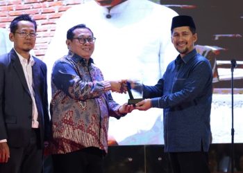Wagub Aceh Terima Penghargaan Tokoh Penguat Ekonomi Syariah Aceh