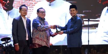 Wagub Aceh Terima Penghargaan Tokoh Penguat Ekonomi Syariah Aceh